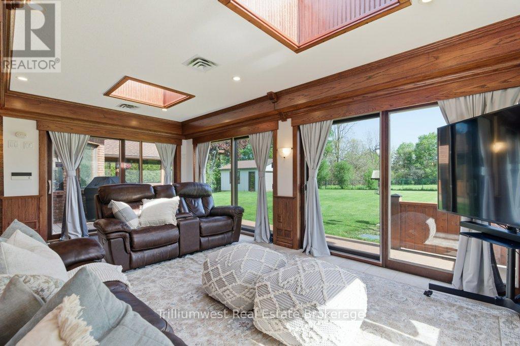 32 Sunset Drive, Woolwich, ON - Indoor Photo Showing Living Room