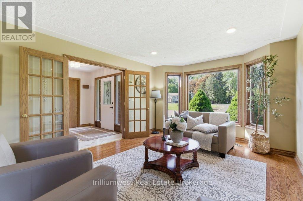 32 Sunset Drive, Woolwich, ON - Indoor Photo Showing Living Room