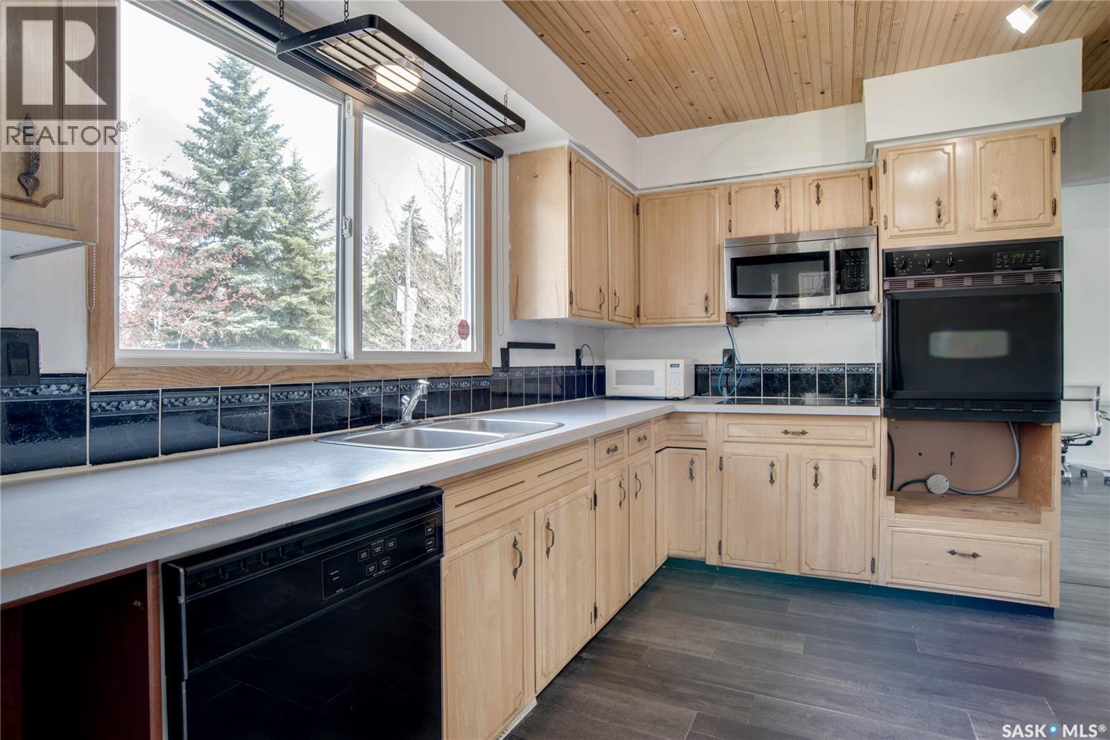 3017 Taylor Street E, Saskatoon, SK - Indoor Photo Showing Kitchen With Double Sink