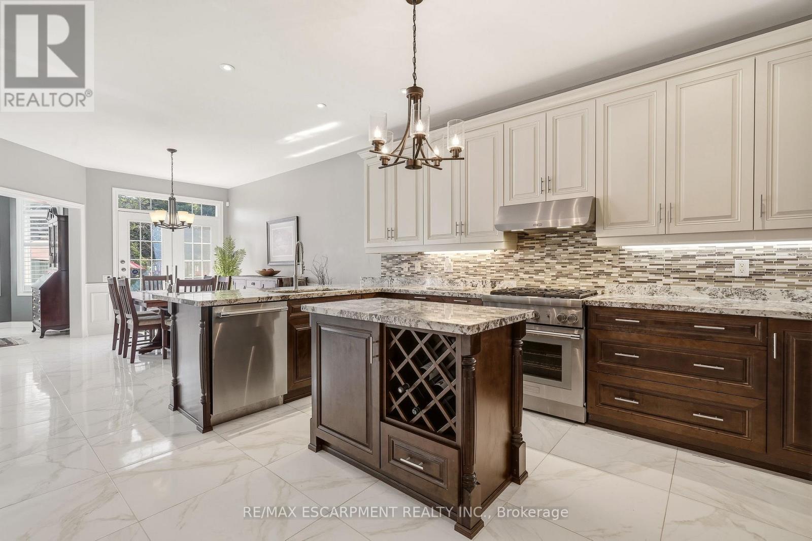 4163 Stonebridge Crescent, Burlington, ON - Indoor Photo Showing Kitchen With Upgraded Kitchen