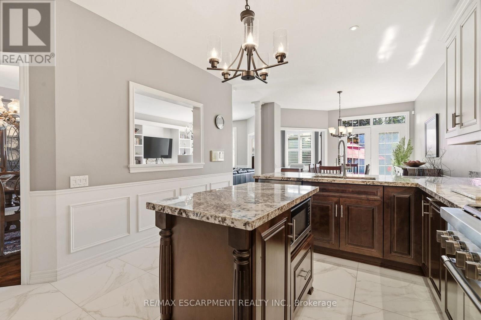 4163 Stonebridge Crescent, Burlington, ON - Indoor Photo Showing Kitchen With Upgraded Kitchen