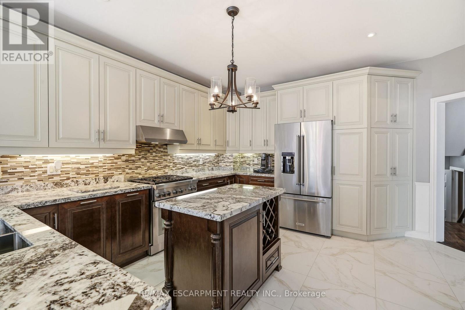 4163 Stonebridge Crescent, Burlington, ON - Indoor Photo Showing Kitchen With Double Sink With Upgraded Kitchen