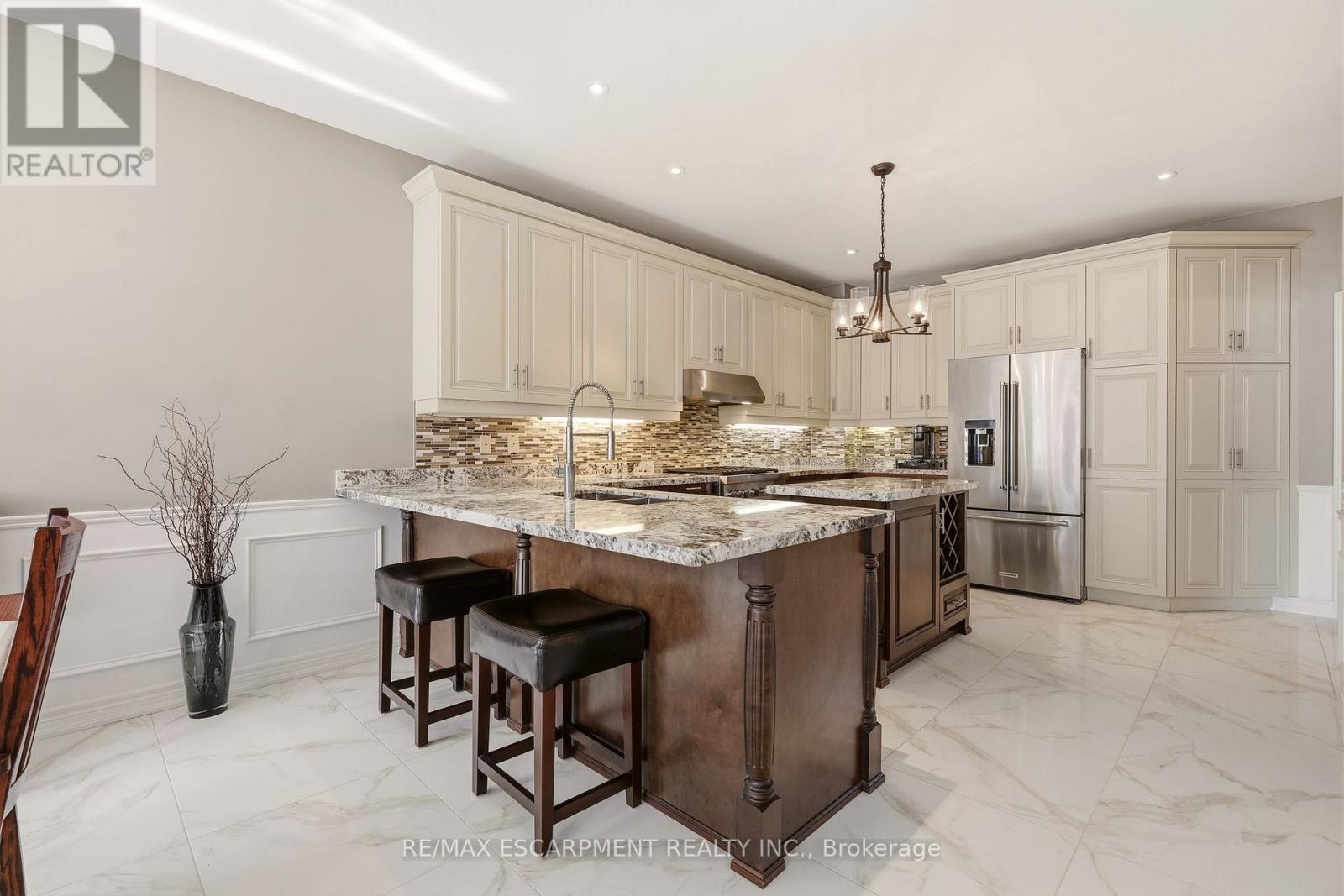 4163 Stonebridge Crescent, Burlington, ON - Indoor Photo Showing Kitchen With Upgraded Kitchen