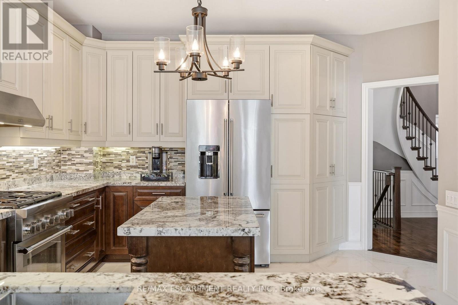 4163 Stonebridge Crescent, Burlington, ON - Indoor Photo Showing Kitchen With Double Sink With Upgraded Kitchen