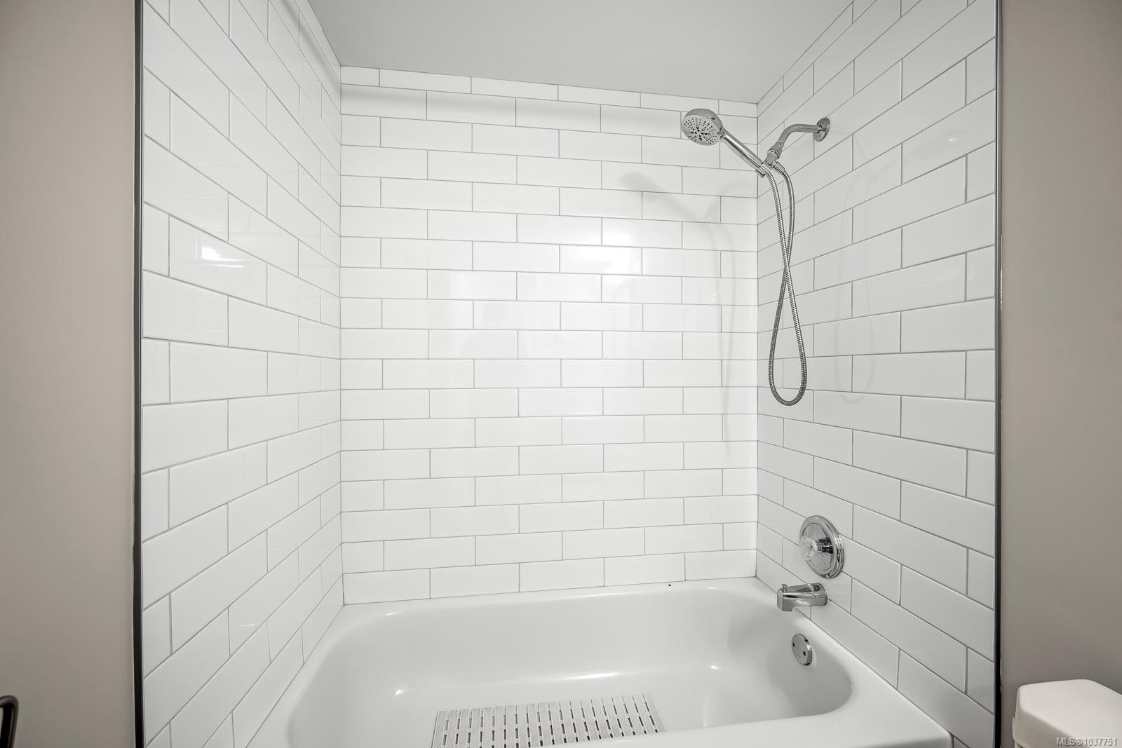 #101B-698 Aspen Rd, Comox, BC - Indoor Photo Showing Bathroom