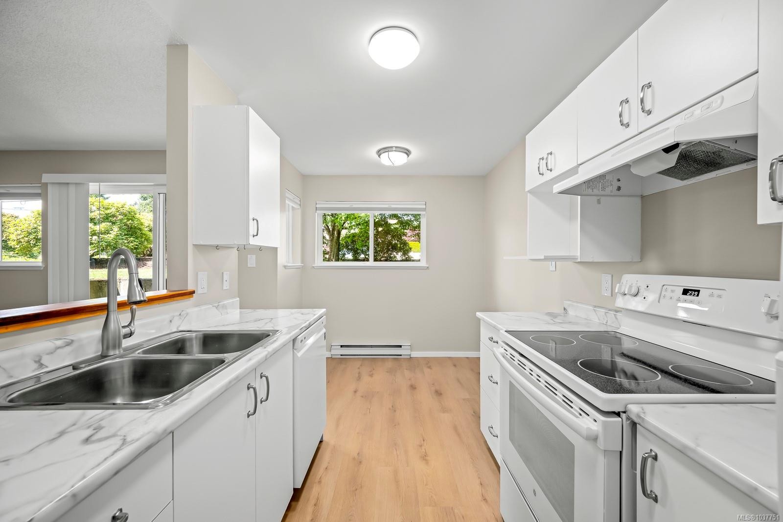 #101B-698 Aspen Rd, Comox, BC - Indoor Photo Showing Kitchen With Double Sink