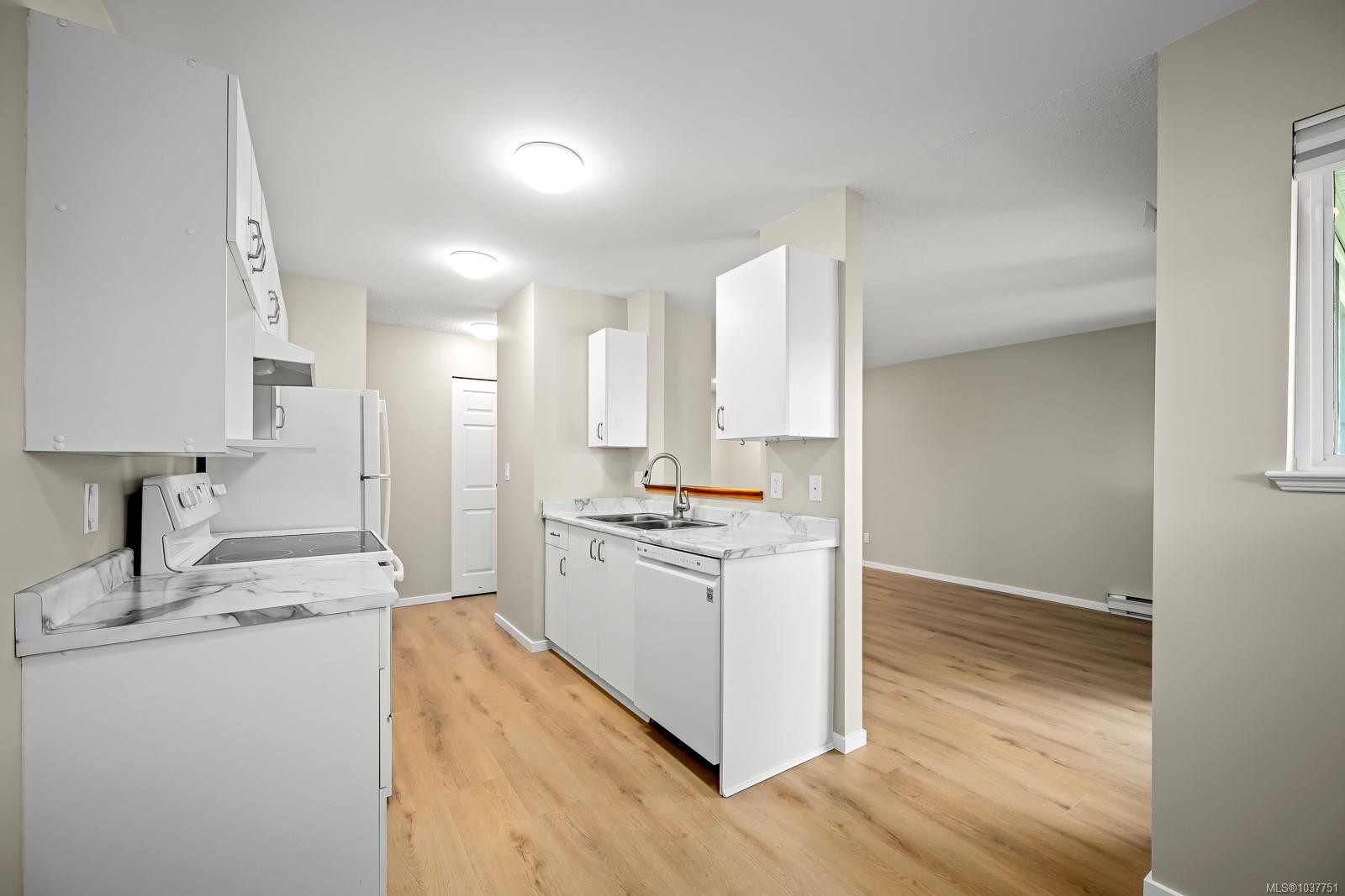 #101B-698 Aspen Rd, Comox, BC - Indoor Photo Showing Kitchen With Double Sink