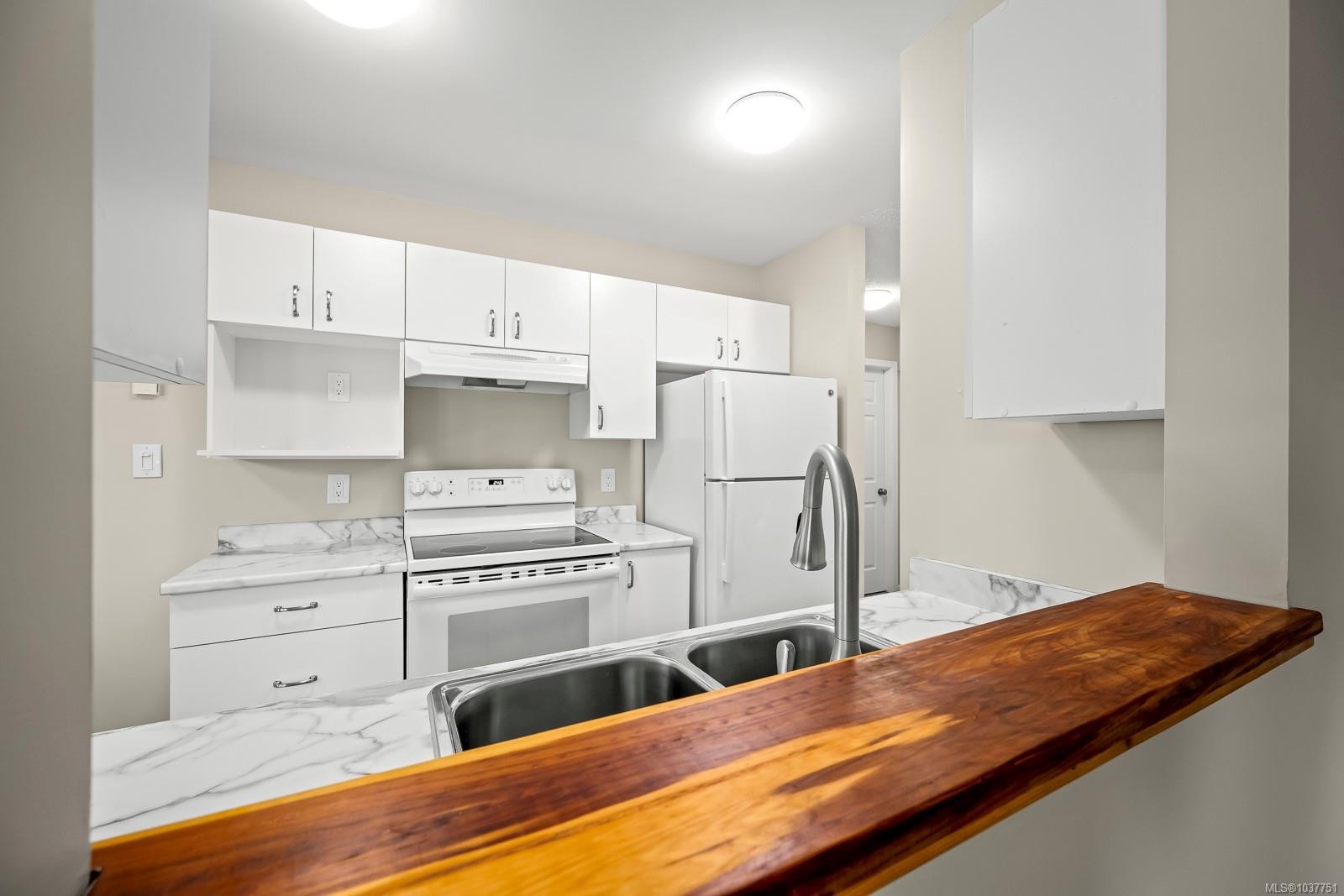 #101B-698 Aspen Rd, Comox, BC - Indoor Photo Showing Kitchen With Double Sink