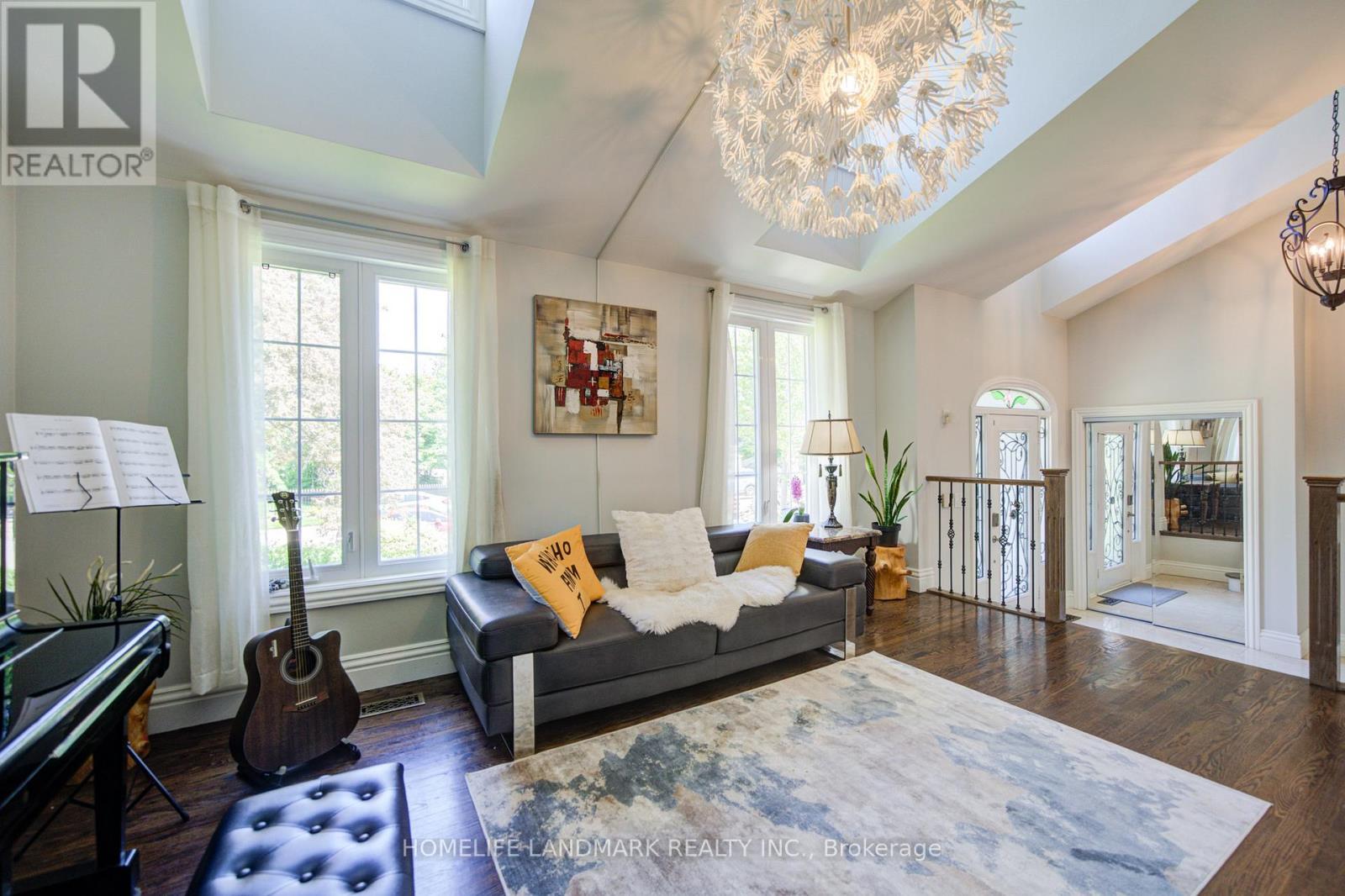 38 Balfour Drive, Hamilton, ON - Indoor Photo Showing Living Room