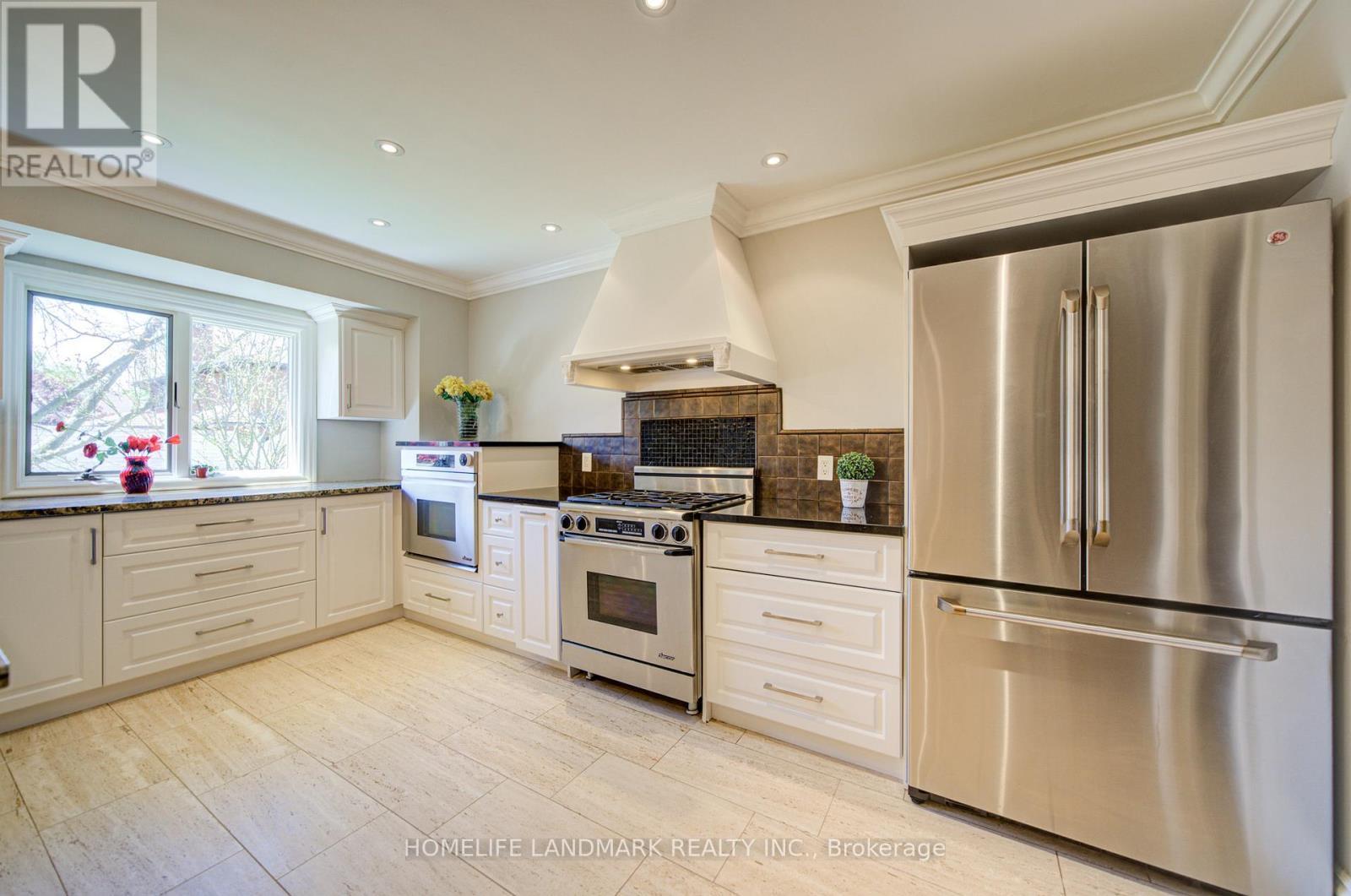 38 Balfour Drive, Hamilton, ON - Indoor Photo Showing Kitchen