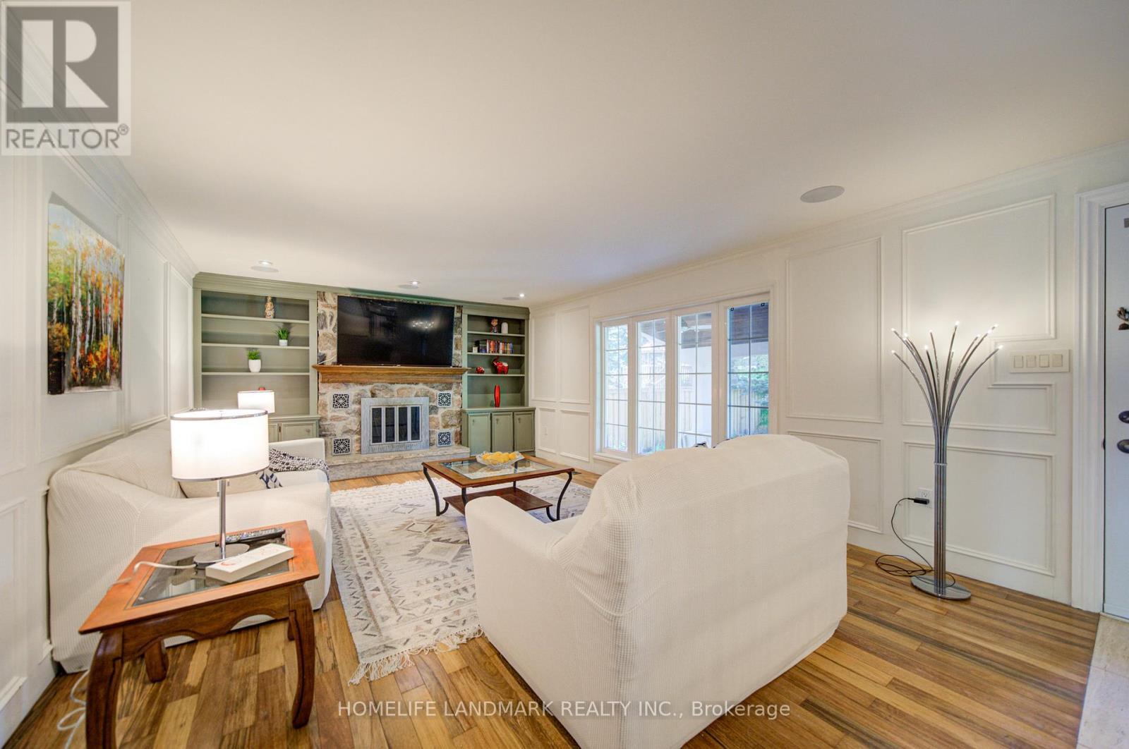 38 Balfour Drive, Hamilton, ON - Indoor Photo Showing Living Room With Fireplace