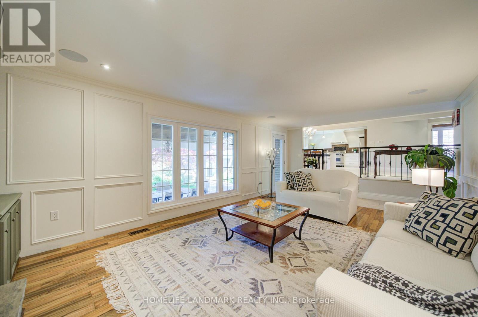 38 Balfour Drive, Hamilton, ON - Indoor Photo Showing Living Room