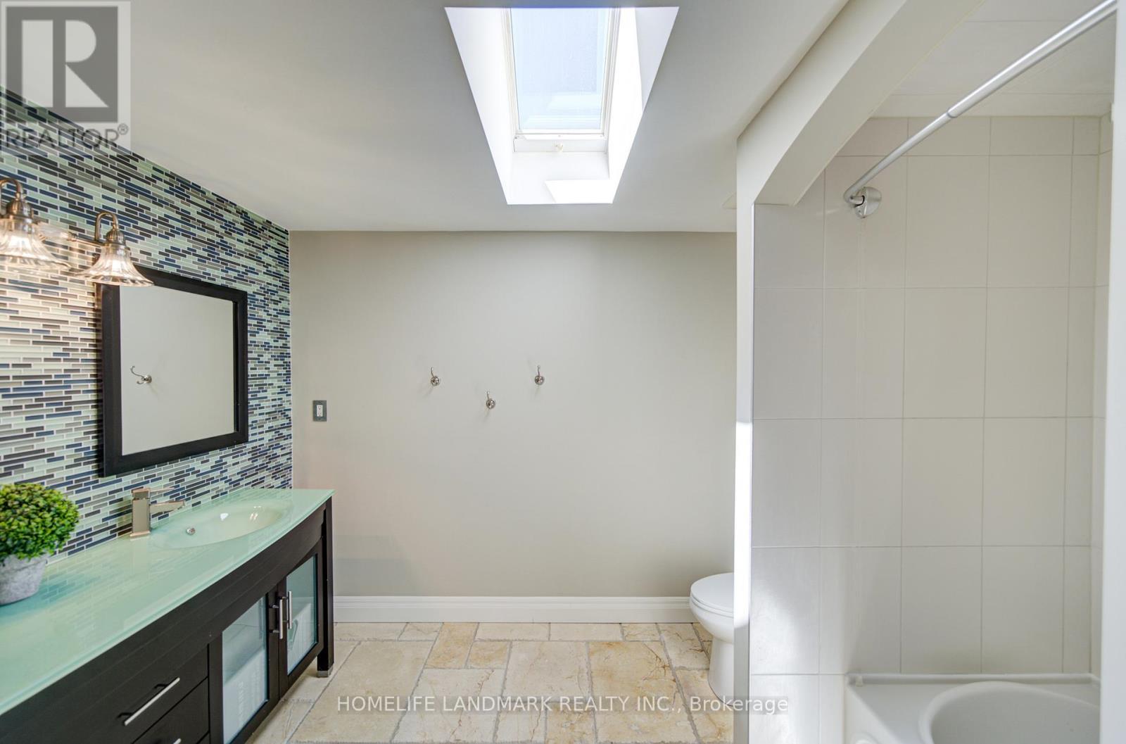 38 Balfour Drive, Hamilton, ON - Indoor Photo Showing Bathroom