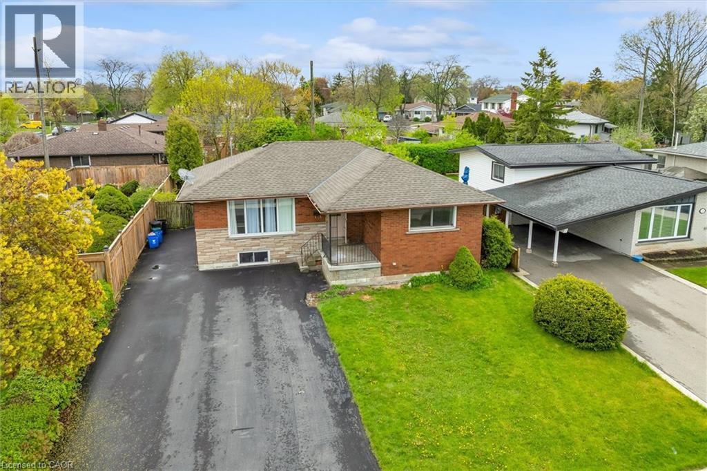 Brick and stone facade residence with an asphalt shingle roof - 46 Beaconsfield Drive, Hamilton, ON - Outdoor