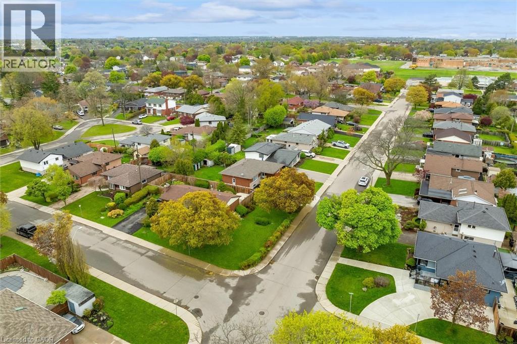 Residential neighborhood with established homes and mature trees, featuring paved streets and manicured lawns - 46 Beaconsfield Drive, Hamilton, ON - Outdoor With View