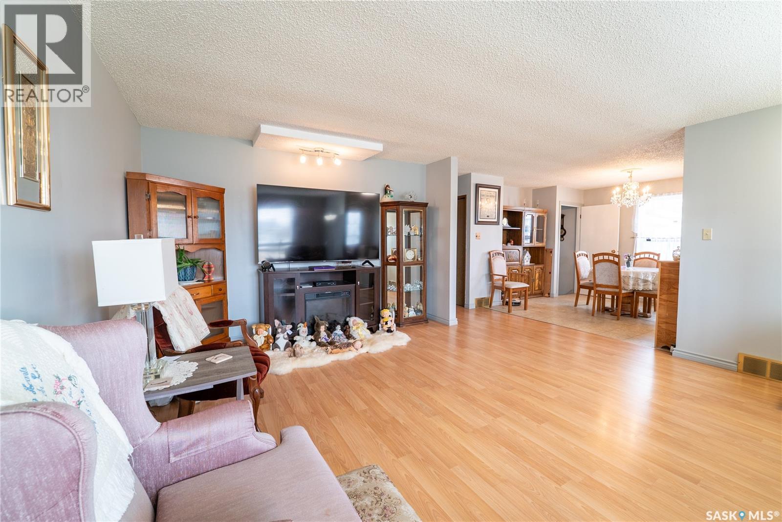 406 Walter Scott Avenue, Hanley, SK - Indoor Photo Showing Living Room