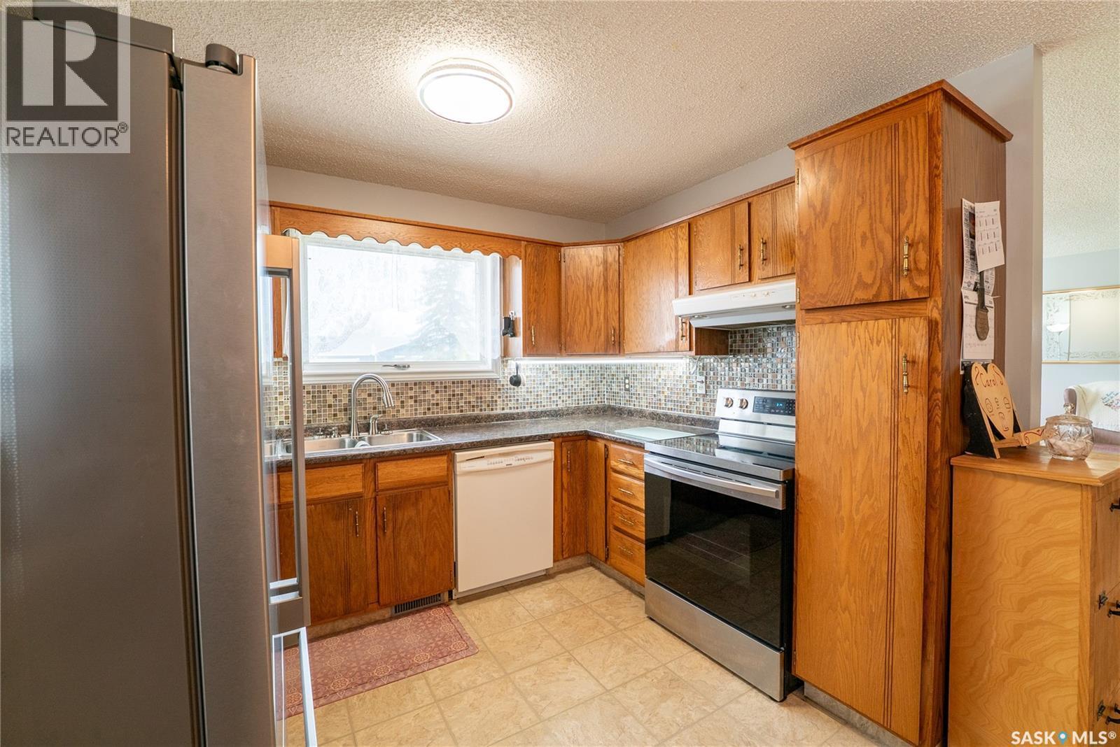 406 Walter Scott Avenue, Hanley, SK - Indoor Photo Showing Kitchen