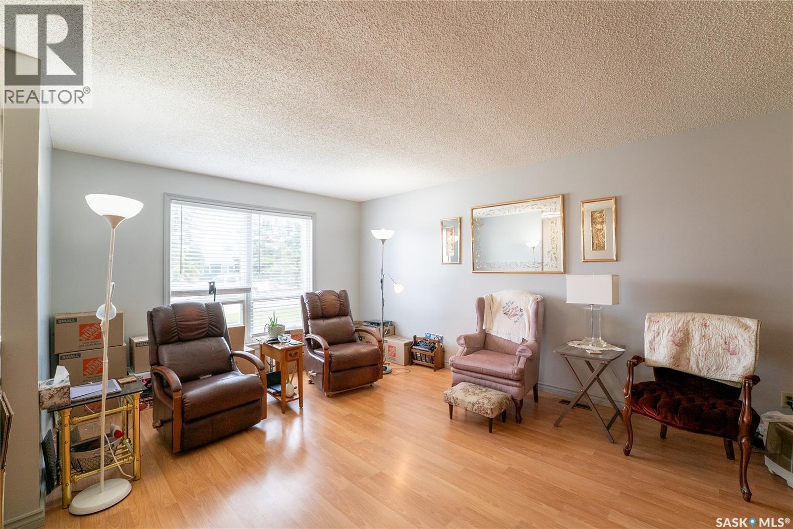 406 Walter Scott Avenue, Hanley, SK - Indoor Photo Showing Living Room