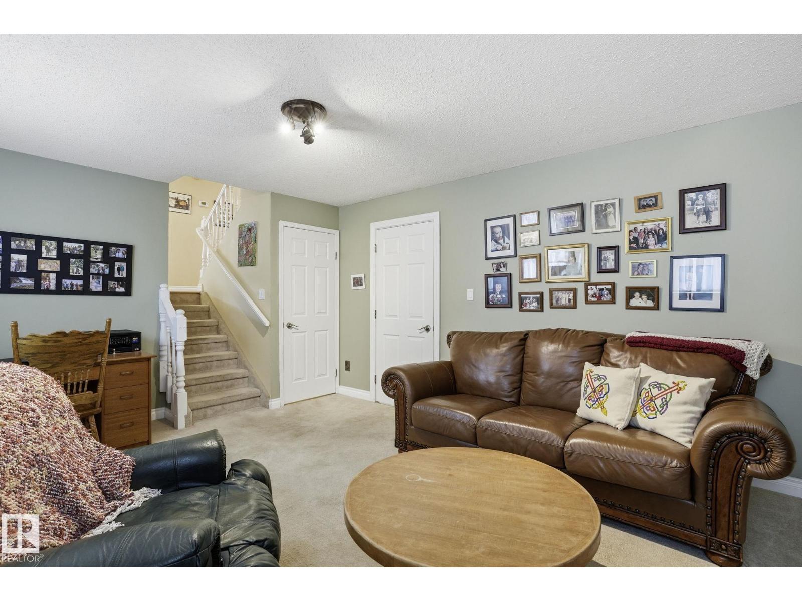 210 Porter Av, Millet, AB - Indoor Photo Showing Living Room