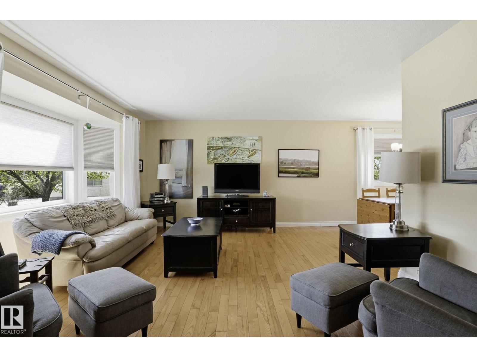 210 Porter Av, Millet, AB - Indoor Photo Showing Living Room