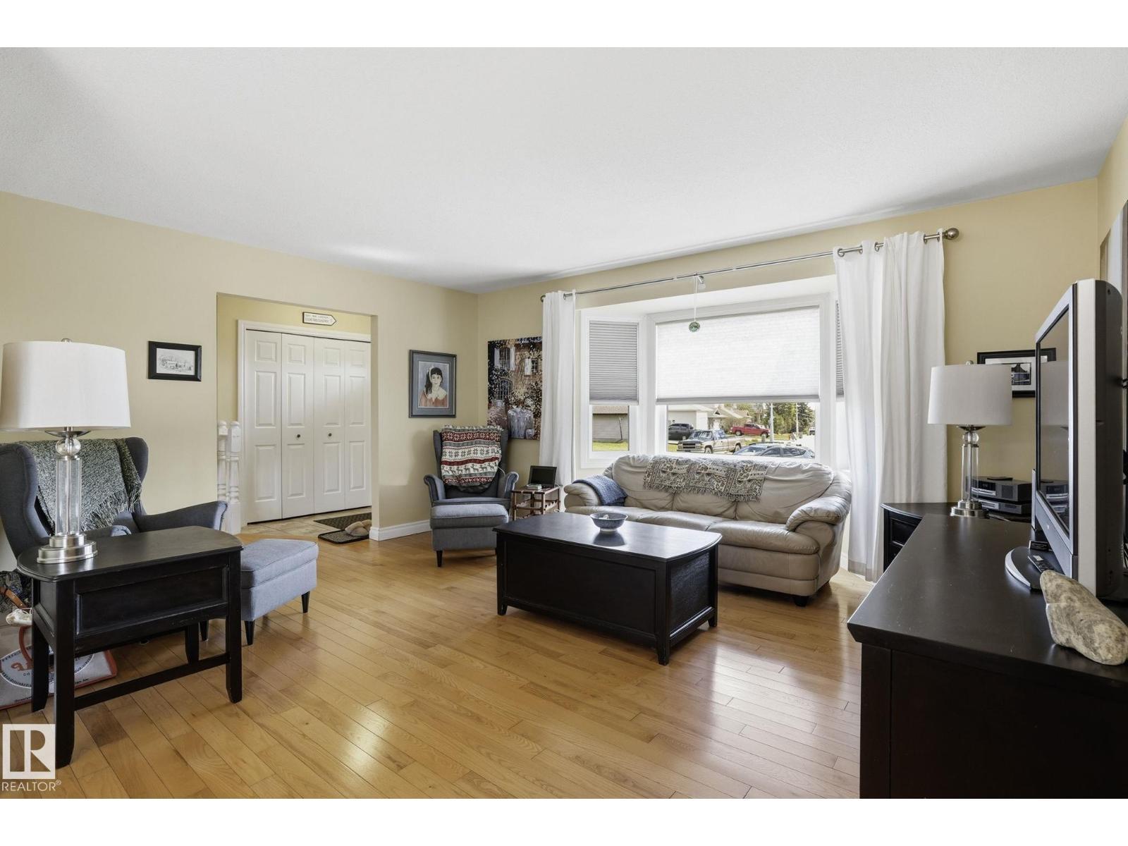 210 Porter Av, Millet, AB - Indoor Photo Showing Living Room