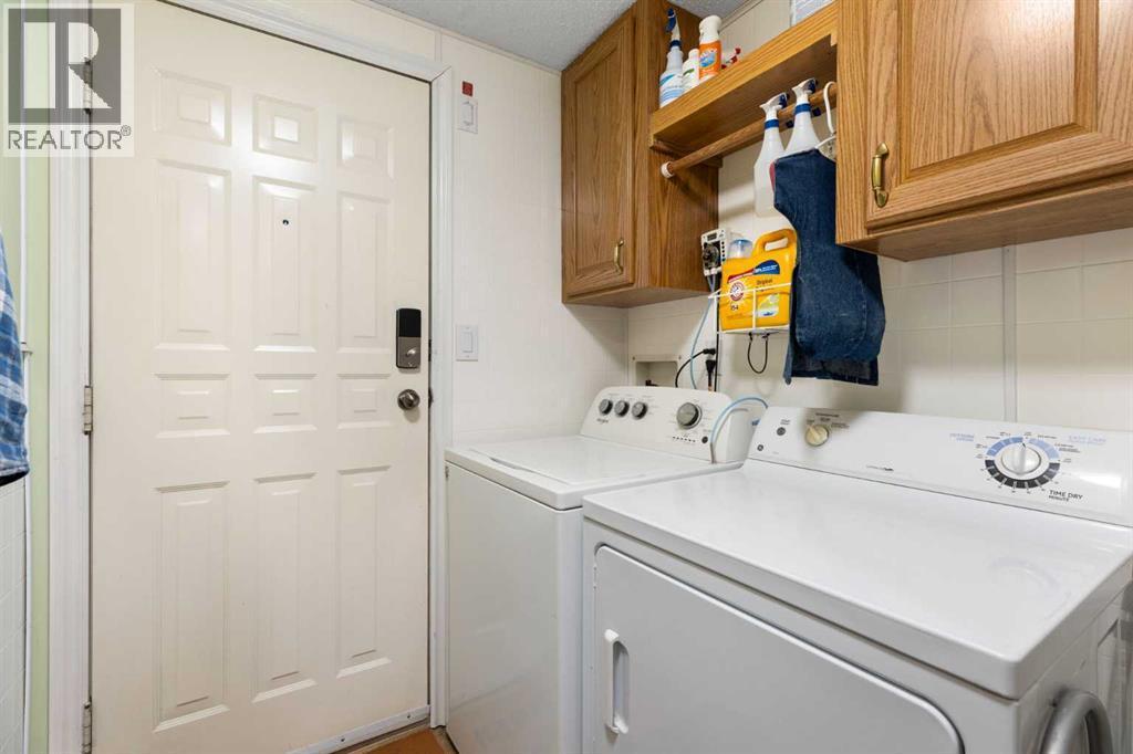 245042 Range Road 251, Rural Wheatland County, AB - Indoor Photo Showing Laundry Room