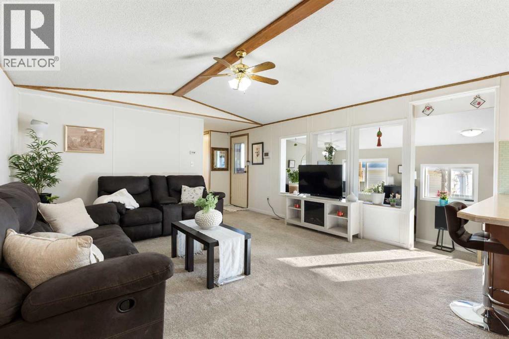 245042 Range Road 251, Rural Wheatland County, AB - Indoor Photo Showing Living Room