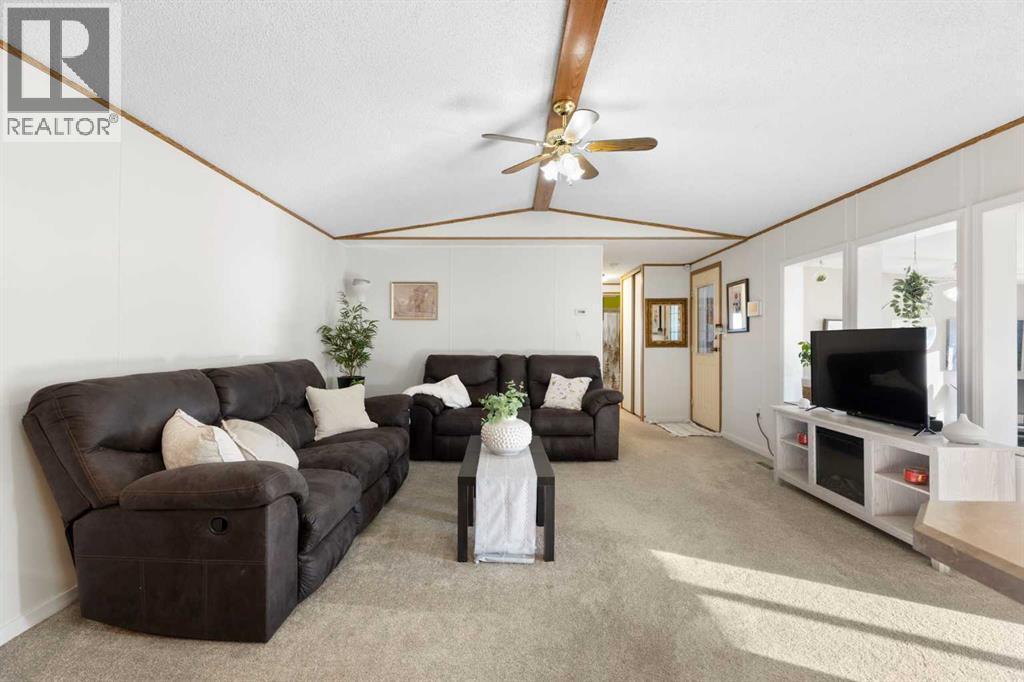 245042 Range Road 251, Rural Wheatland County, AB - Indoor Photo Showing Living Room
