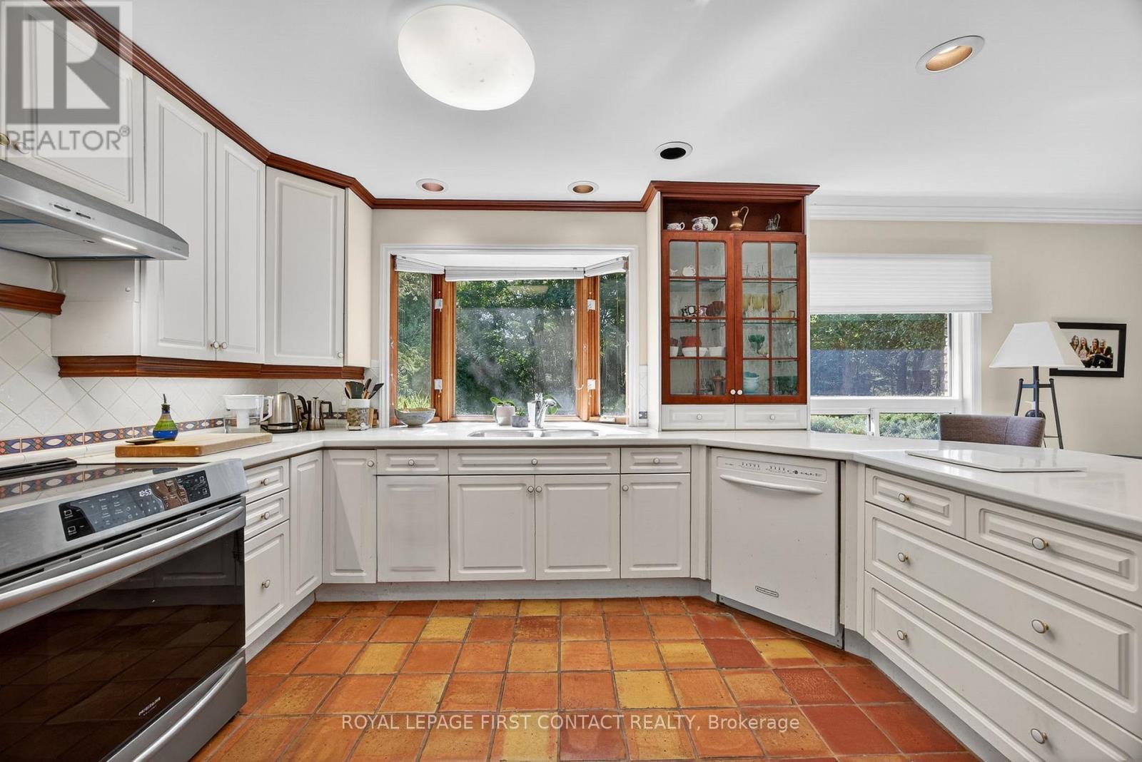 7 Maplecrest Road, Springwater, ON - Indoor Photo Showing Kitchen