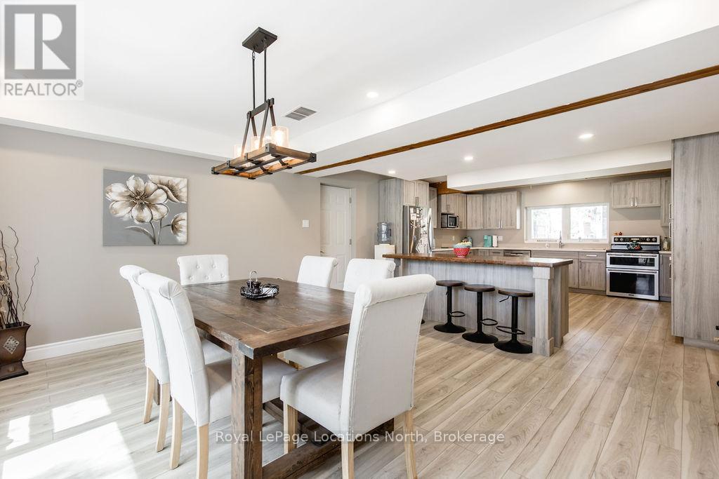 38 Foliage Drive, Tiny, ON - Indoor Photo Showing Dining Room