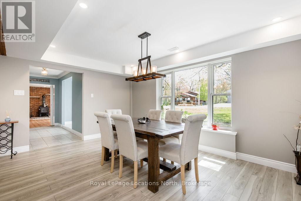 38 Foliage Drive, Tiny, ON - Indoor Photo Showing Dining Room