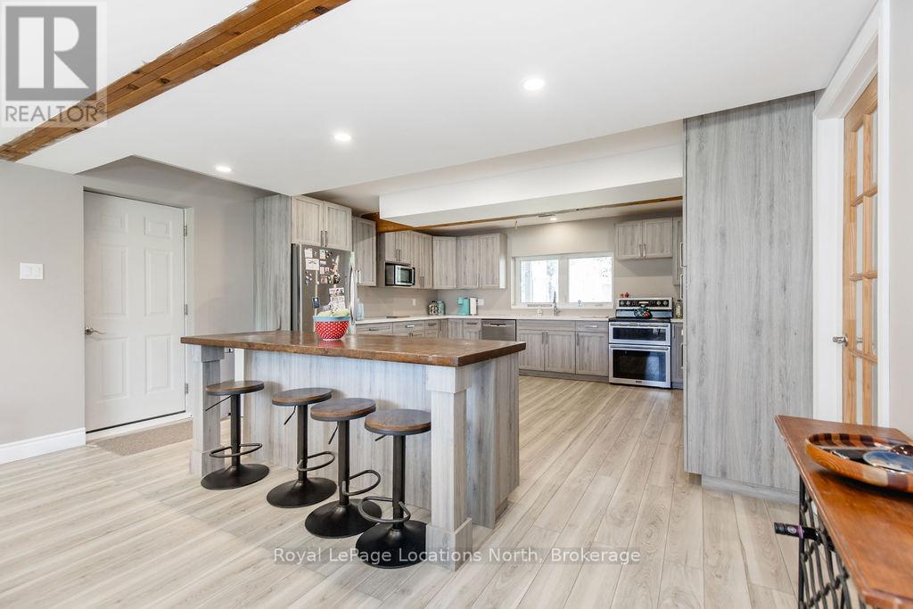 38 Foliage Drive, Tiny, ON - Indoor Photo Showing Kitchen With Upgraded Kitchen