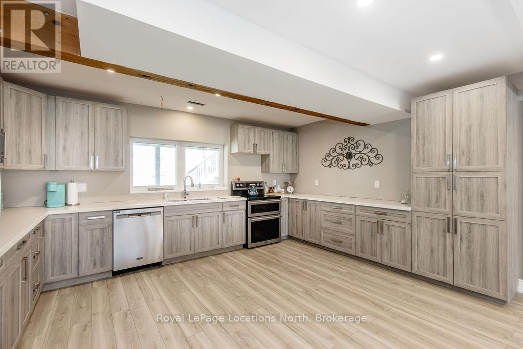 38 Foliage Drive, Tiny, ON - Indoor Photo Showing Kitchen With Upgraded Kitchen