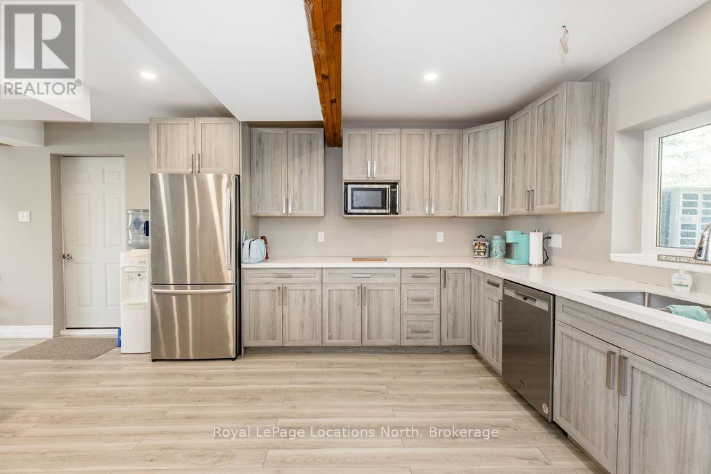38 Foliage Drive, Tiny, ON - Indoor Photo Showing Kitchen
