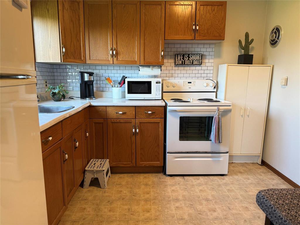 2 Walmore Drive, Ashern, MB - Indoor Photo Showing Kitchen