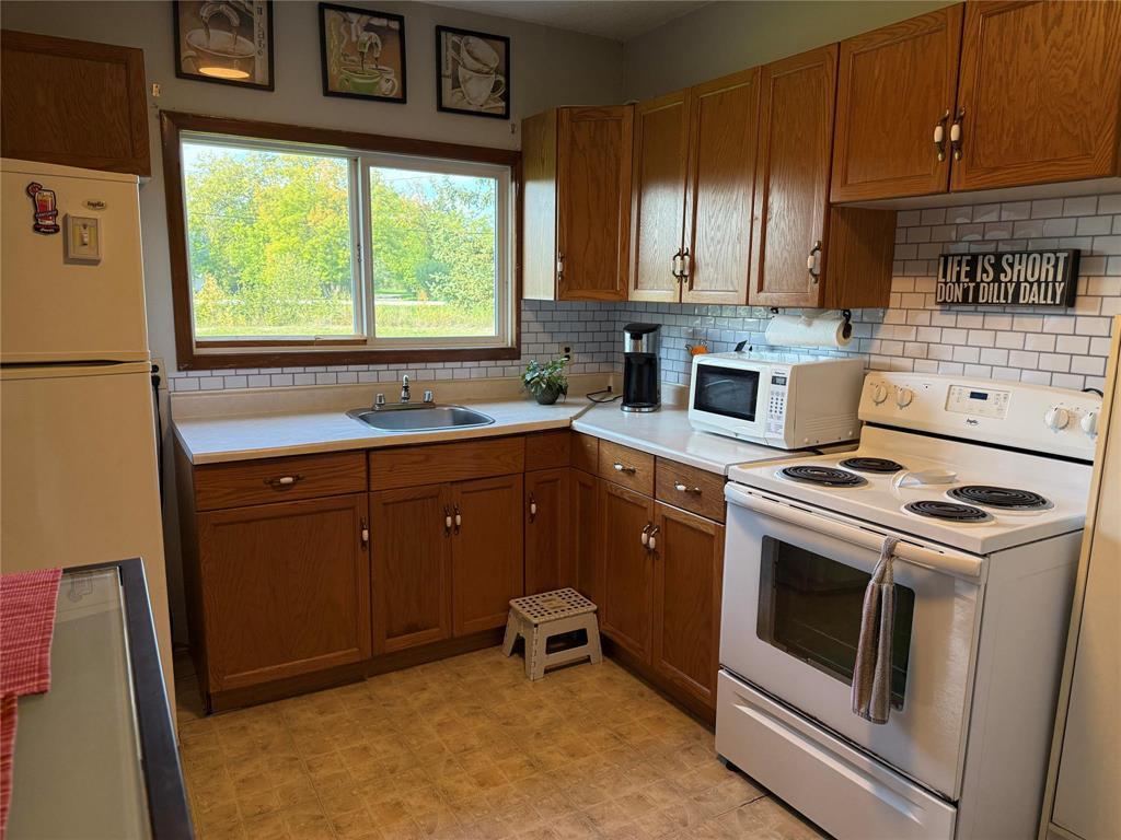 2 Walmore Drive, Ashern, MB - Indoor Photo Showing Kitchen