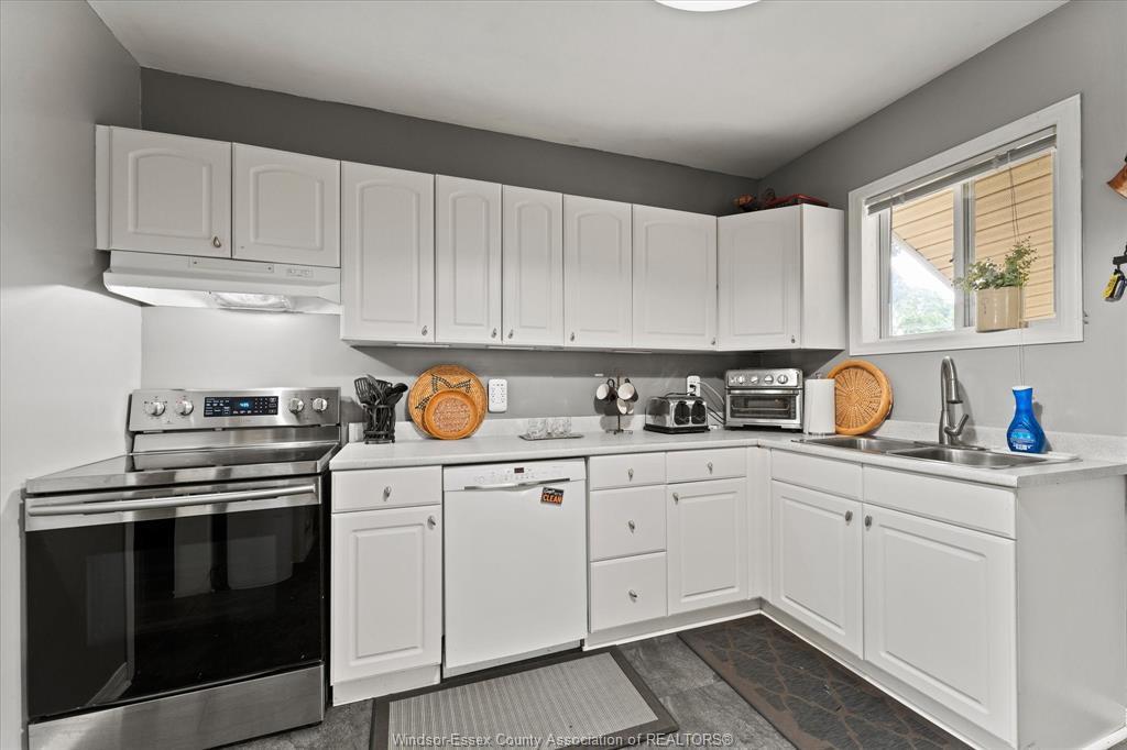 1056 Gladstone, Windsor, ON