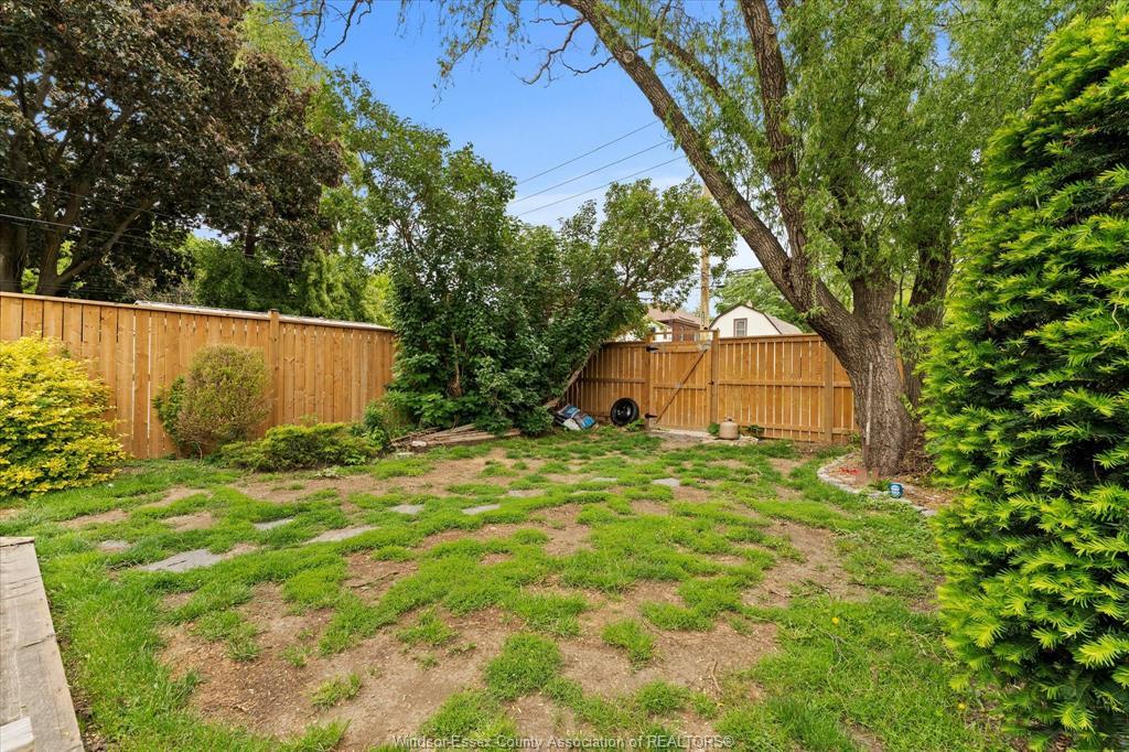1056 Gladstone, Windsor, ON