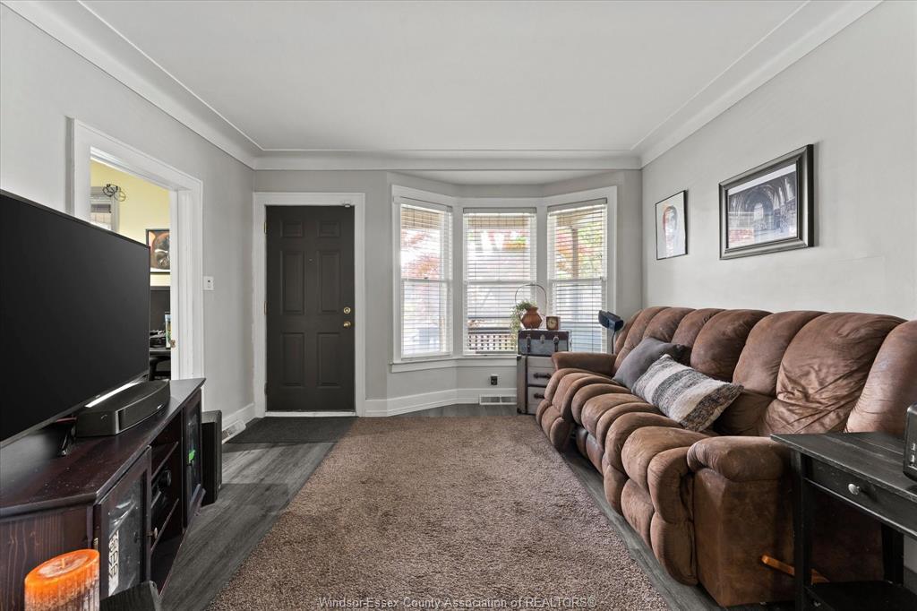 1056 Gladstone, Windsor, ON