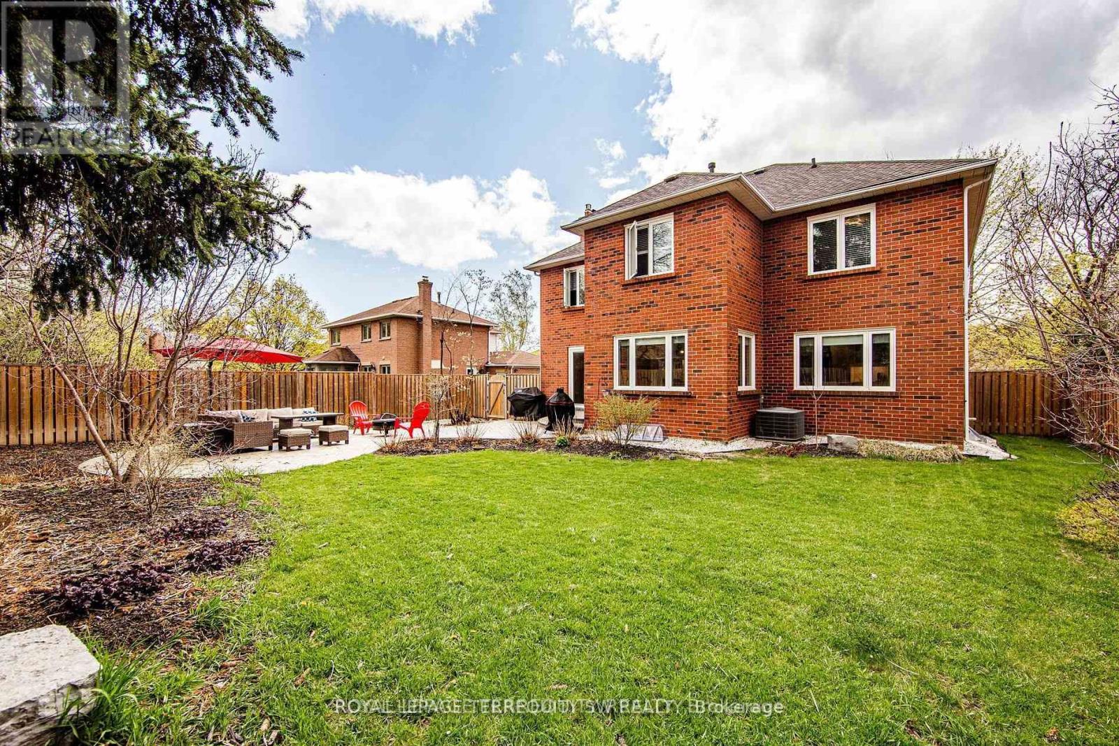 2025 Parklane Crescent, Burlington, ON - Outdoor