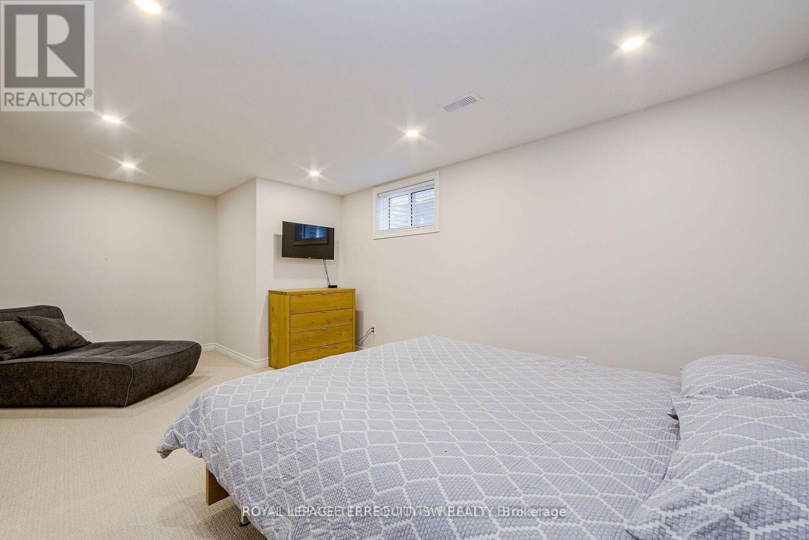 2025 Parklane Crescent, Burlington, ON - Indoor Photo Showing Other Room