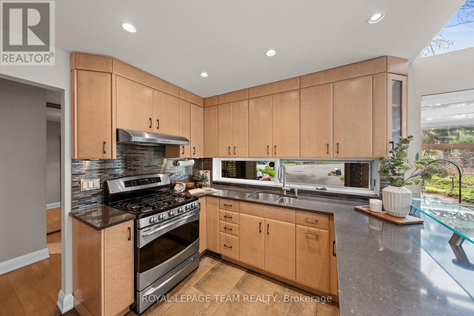 1965 Bromley Road, Ottawa, ON - Indoor Photo Showing Kitchen With Double Sink