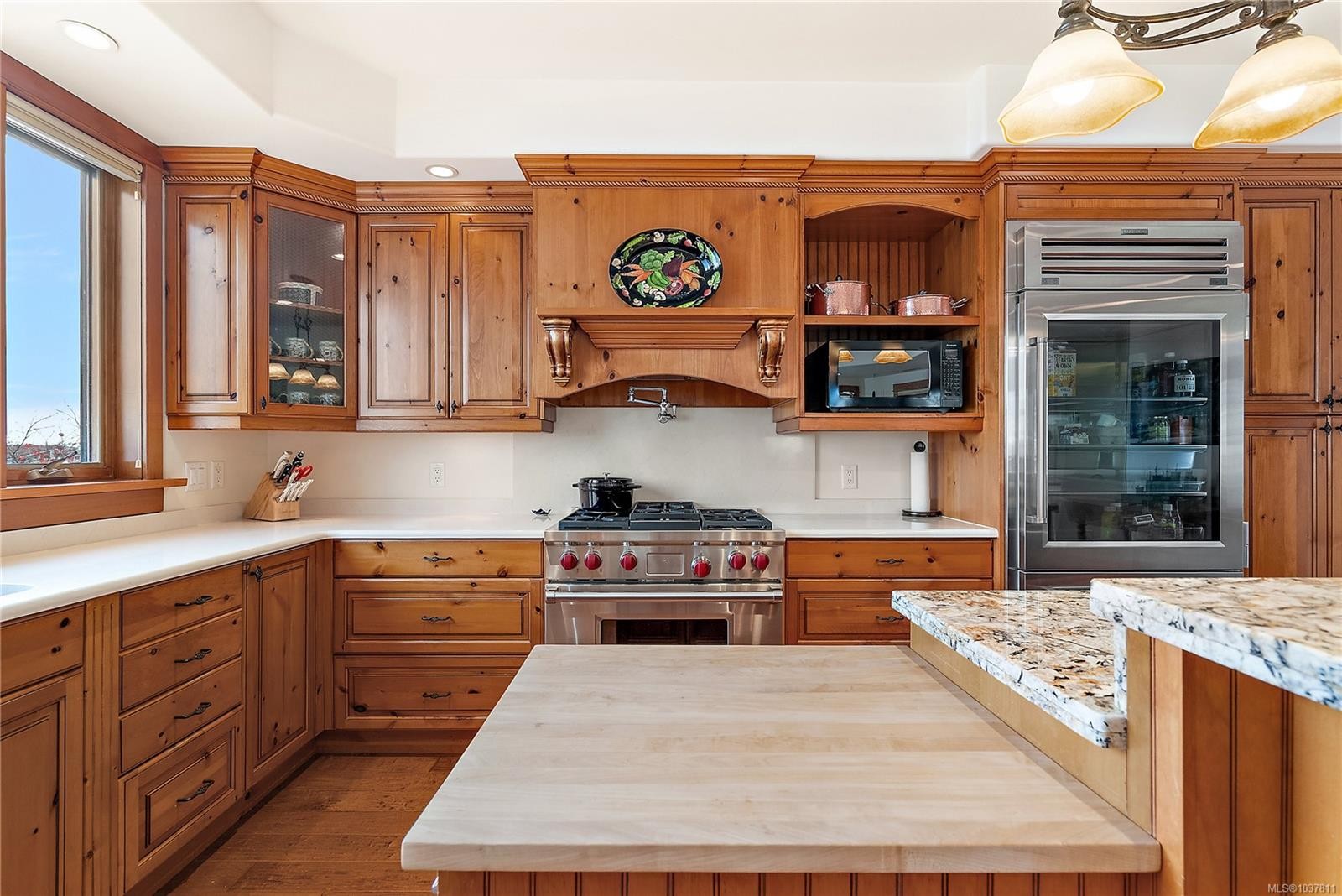 101-9949 Third St, Sidney, BC - Indoor Photo Showing Kitchen