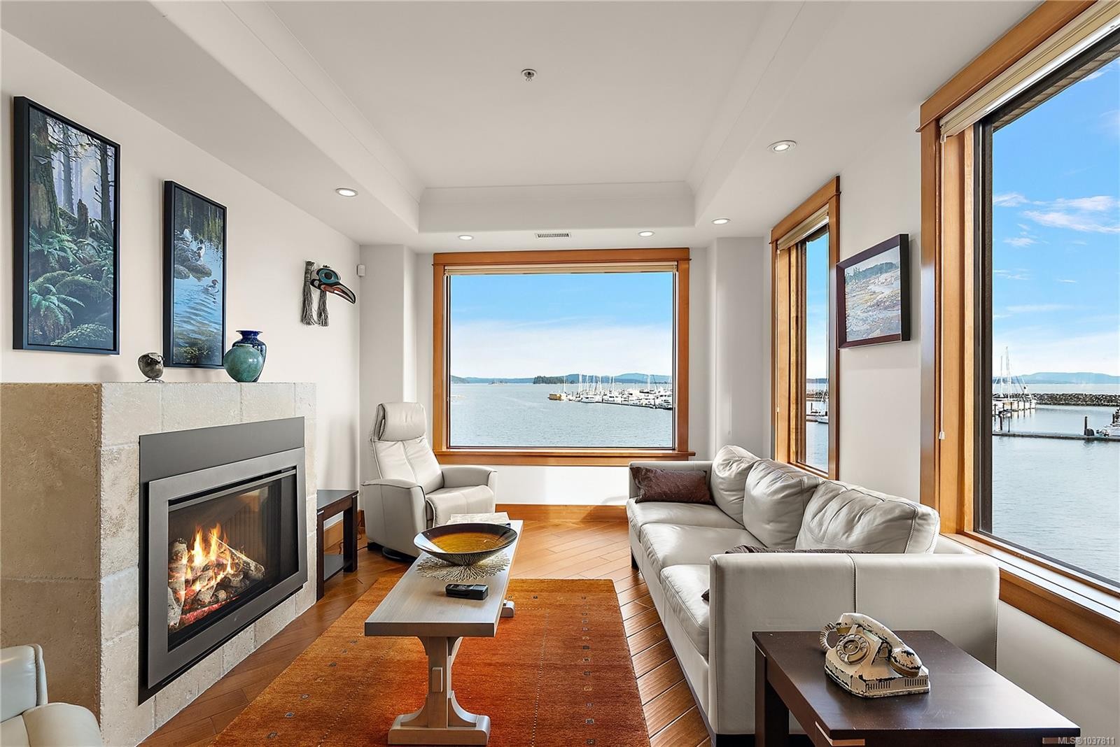 101-9949 Third St, Sidney, BC - Indoor Photo Showing Living Room With Fireplace