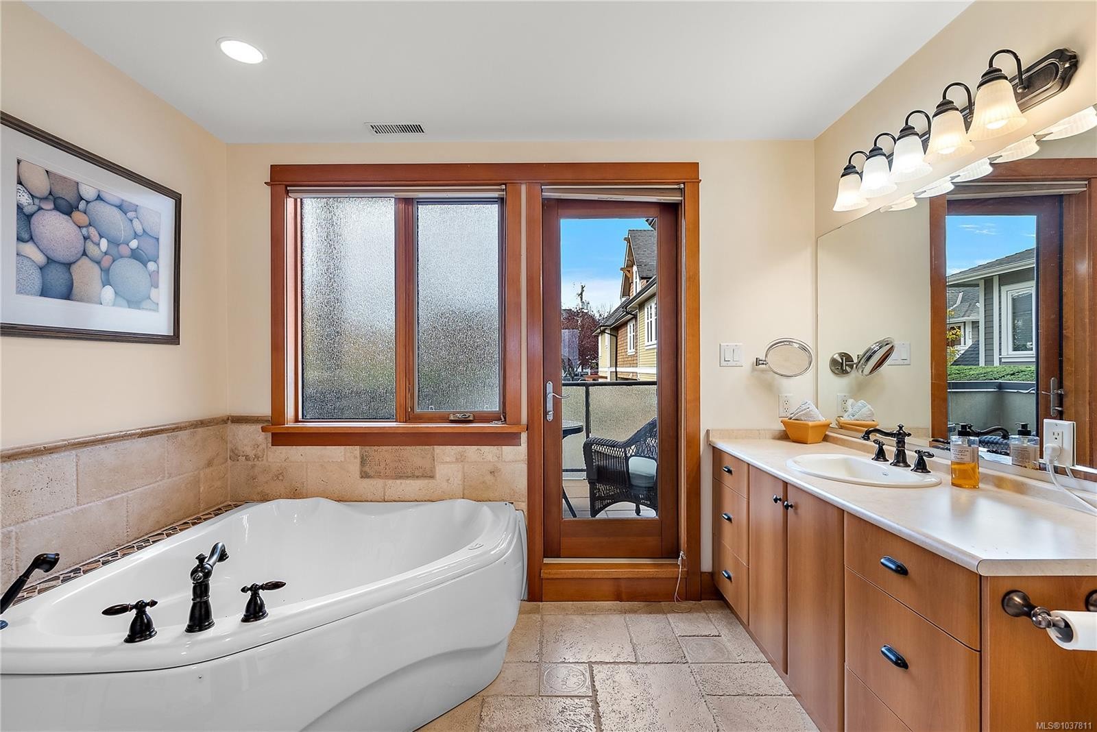 101-9949 Third St, Sidney, BC - Indoor Photo Showing Bathroom