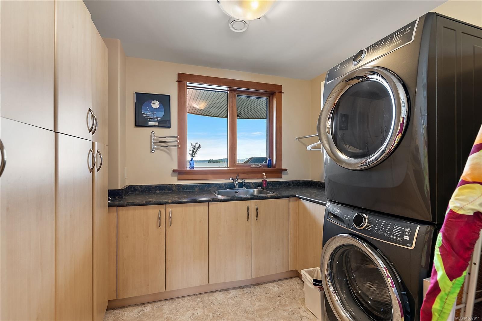 101-9949 Third St, Sidney, BC - Indoor Photo Showing Laundry Room