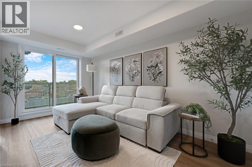 410 Northfield Drive W Unit# E11, Waterloo, ON - Indoor Photo Showing Living Room