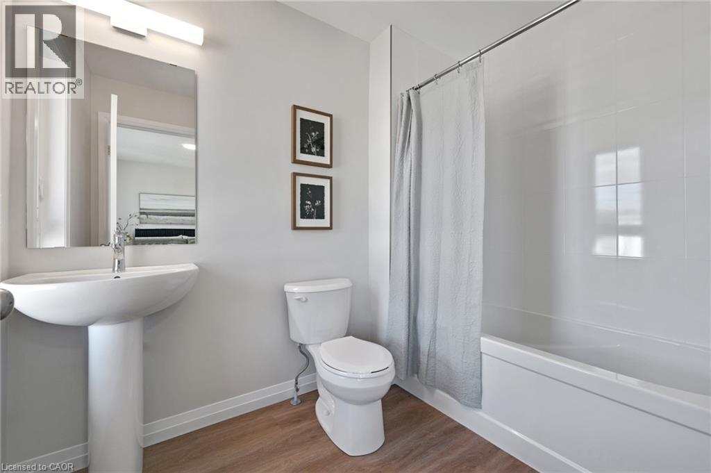 410 Northfield Drive W Unit# E11, Waterloo, ON - Indoor Photo Showing Bathroom