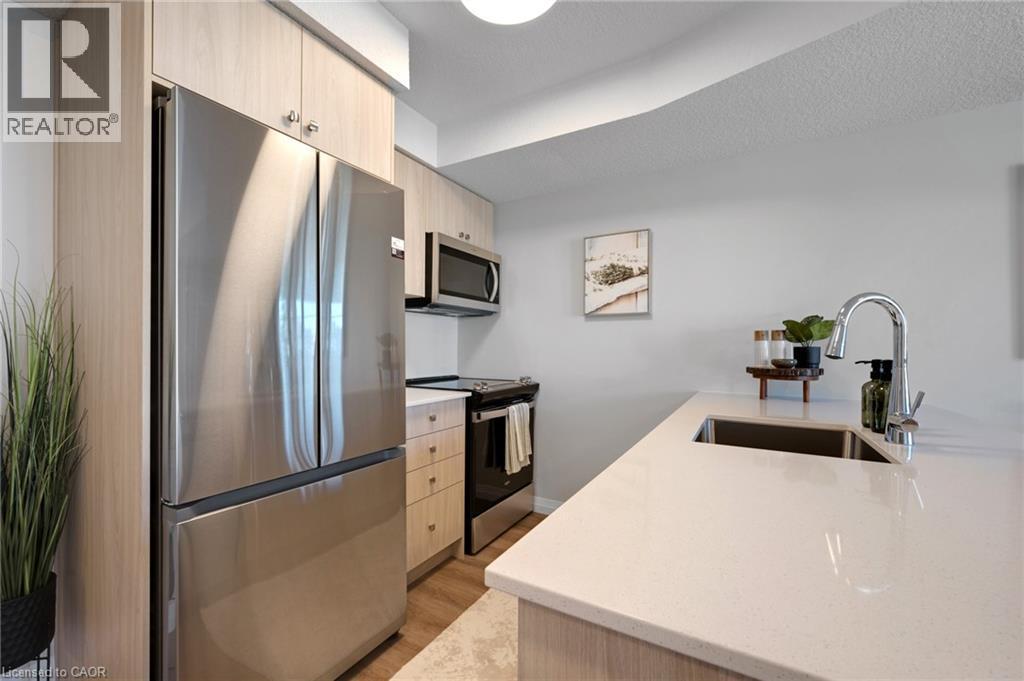 410 Northfield Drive W Unit# E11, Waterloo, ON - Indoor Photo Showing Kitchen With Upgraded Kitchen