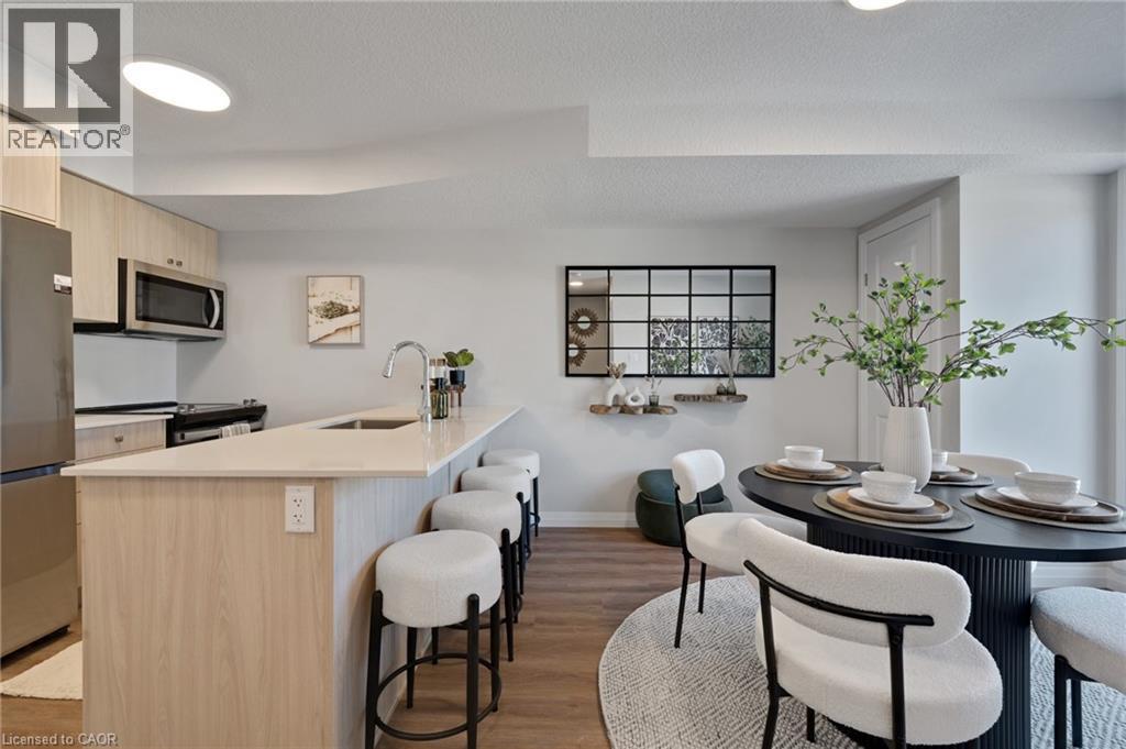 410 Northfield Drive W Unit# E11, Waterloo, ON - Indoor Photo Showing Dining Room